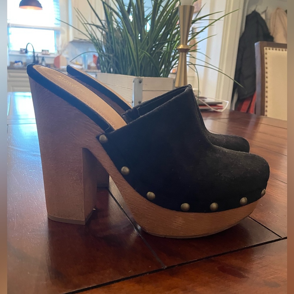 Like new black platform clogs